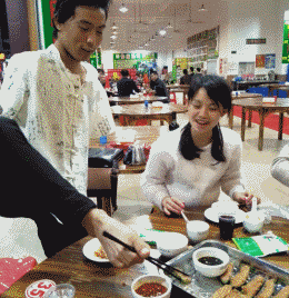 妹子|搞笑GIF：原来要想击败一个猛男就是这样的简单呀!你们懂了吗？