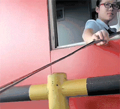 妹子|搞笑GIF:现在都不用伸手往外拿了,谁出的主意?