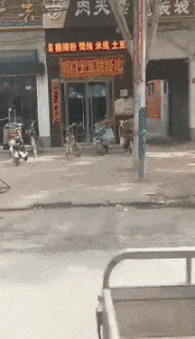 妹子|搞笑GIF趣图：兄台，你吃的这碗面，叫做黯然销魂面吧