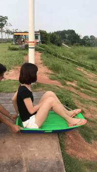 妹子|搞笑GIF趣图：下面的客官，要打球么？