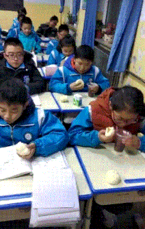 妹子|搞笑GIF趣图：大哥，你这有点太坏了，真是给妹子吓到了