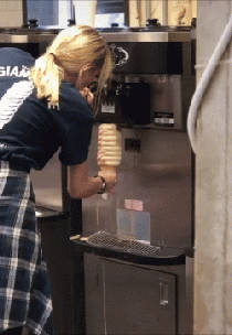 柯基|有趣动图:这雪也太厚了,人从楼上跳下去都没事!