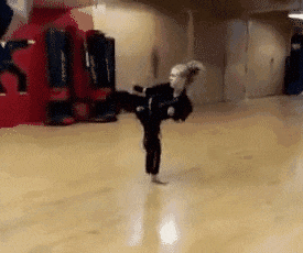 姑娘|搞笑GIF: 姑娘的这招是传说的中的无敌抽筋腿吧