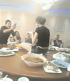 妹子|搞笑gif趣图：高手在民间，这开瓶的技术不去打高尔夫球，可惜了。