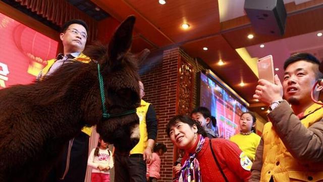 奇葩|盘点奇葩年终奖：有人送腊肉各种搞笑物品！