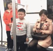 妹子|搞笑GIF:坐电梯遇到的姑娘,她看我的眼神好怪哦!