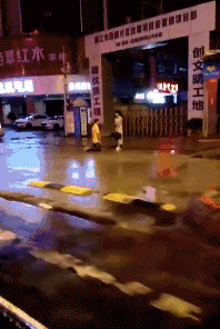 厚道|搞笑GIF: 大爷划缸过河, 结果…原谅大王不厚道的笑了!