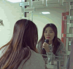 姑娘|搞笑GIF动图：姑娘，你这脚的味道真让人受不了