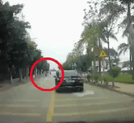 归路|搞笑Gif:美女,你瞄的可真准!