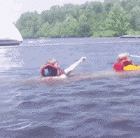 妹子|搞笑GIF:大妹子,你也不看下你是什么吨位级别,滑梯都被你砸烂了