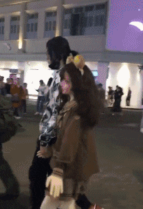 提前量|搞笑GIF：老板，你一直盯着我看什么？我长的帅吗？