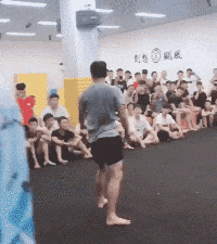 高空|爆笑GIF图:哥们是你自己要求高空跳伞的,别晕呀