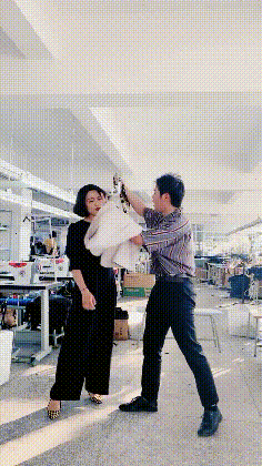 水果|搞笑GIF:一朋友在卖水果，有天一对男女过来询问水果