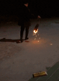 刷子|搞笑GIF: 看妹子这姿势, 看来没两把刷子还真干不了摄影呀!