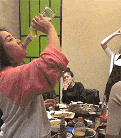 洗车店|搞笑GIF:这是什么洗车店呀,洗车的都是美女