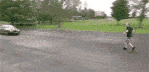 阿姨|搞笑GIF动图：大姐，你这个防雨装备根本就挡不了雨啊