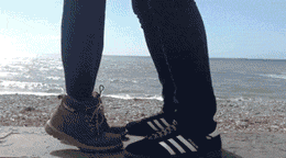 哥们|搞笑GIF:敢欺负我朋友,找死吧兄弟!