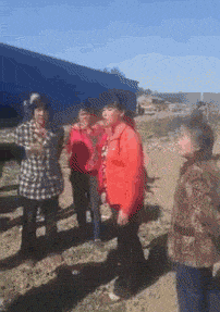 妹子|「搞笑GIF」妹子一个人吸烟的样子狠帅,但后来她爸来了