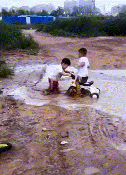 孩子|搞笑GIF:看把这孩子吓得