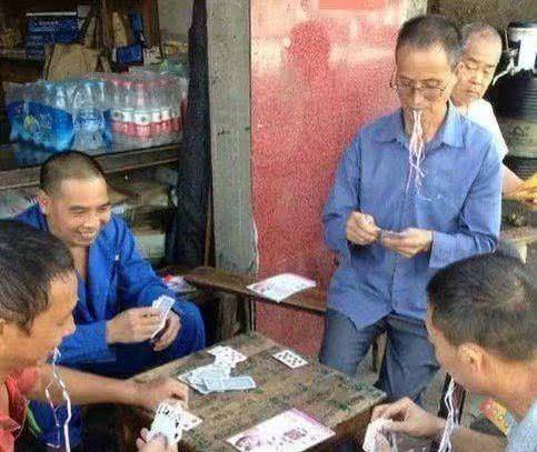 牌坊|搞笑GIF：姑娘为了给自己立牌坊，竟然贴上了标签