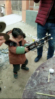 女朋友|搞笑GIF:伤敌1000,自损800。