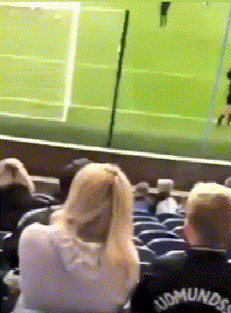 这位|搞笑gif: 这一球踢的,真是隔着屏幕都心疼这位姑娘...