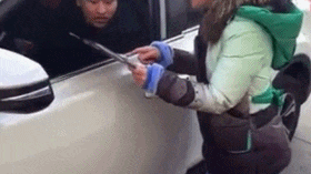 妹子|搞笑GIF趣图：大哥，你这有点太坏了，真是给妹子吓到了