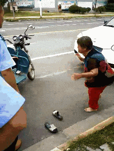 节奏感|GIF搞笑趣图: 吵架还能吵出跳舞的感觉, 多强烈的节奏感!