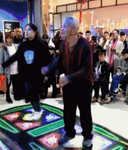 太郎|搞笑GIF趣图:大哥,你在玩球,还是球在玩你