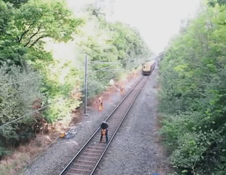 小娘|小娘们一言不合就趴墙头,隔壁大叔乐坏了,细心的王大妈找到亮点