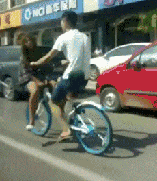 摄影师|搞笑GIF:现在情侣都流行这样骑车了?
