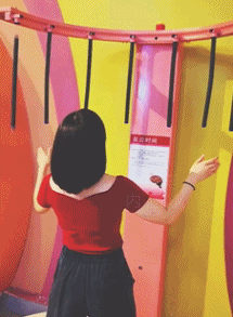 同事|搞笑GIF趣图:大哥，你把媳妇吓得不轻啊，看你等会怎么办！