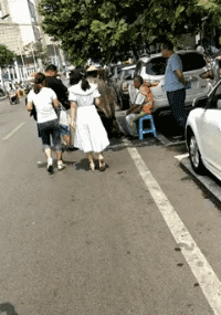 姑娘|搞笑GIF动图：姑娘，你这脚的味道真让人受不了