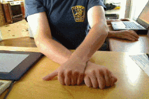 妹子|搞笑GIF趣图：台风确实好大哦，吹得摄影师拿不住机器