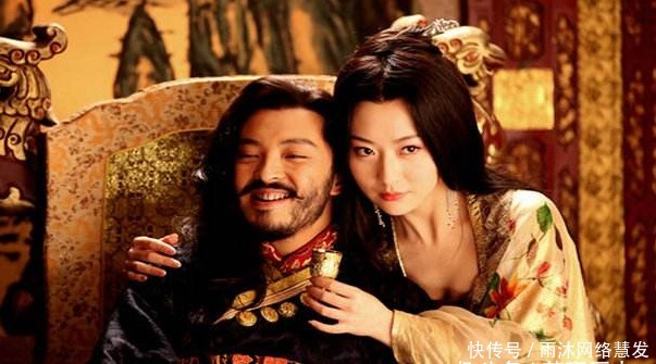 当时的太子是陈叔宝,她伺候的主子就是太子妃,也是因为这个原因,她就