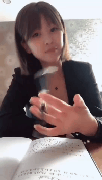 名堂|搞笑GIF:跟小侄女闹着玩,闹着闹着,她就咬了我一口