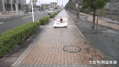 主治医生|搞笑GIF动图:看着这两个小姐姐亲亲我我的,单身狗哭晕在厕所