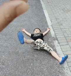 同事|搞笑GIF趣图:大哥，你把媳妇吓得不轻啊，看你等会怎么办！