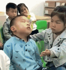 妹子|搞笑GIF趣图:家里没有电视机,只能用手机凑合着看了