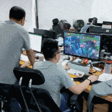 栗子|搞笑GIF趣图:兄弟,少买几朵花,多一些关爱不是更好吗?