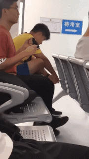 后坐力|搞笑GIF：这可是亲妈，亲的啊！爱吃手的习惯只能这样对付你了！