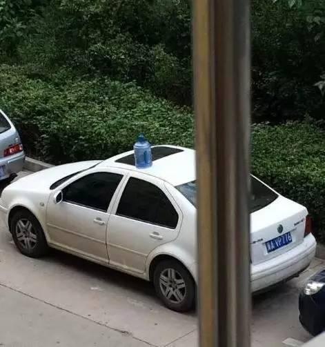 妹子|姑娘，你穿成这样出门，不怕衣服会掉下来