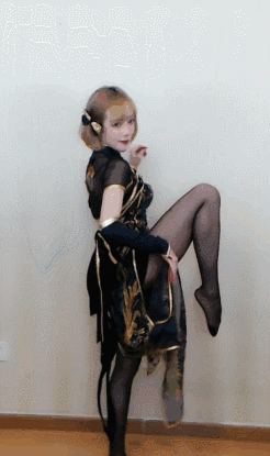 妹子|搞笑GIF趣图：要不要提醒下妹子，皮带忘记扣上了