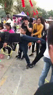 全行|搞笑GIF趣图:道路积水,村里的老少爷们全行动起来了