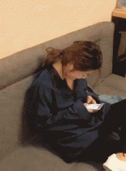 妹子|爆笑GIF趣图：妹子徒手劈砖头，难道她以前在少林寺练过铁砂掌？