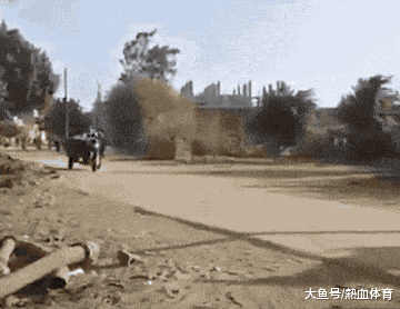 大哥|搞笑GIF趣图:请问,你把车停进去了,然后怎么出来?