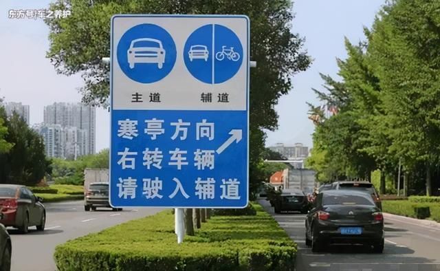 或者写着"红灯亮时禁止右转"的交通指示牌