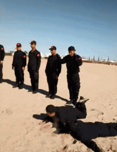 舌头|爆笑GIF: 不是说冬天的铁粘舌头吗