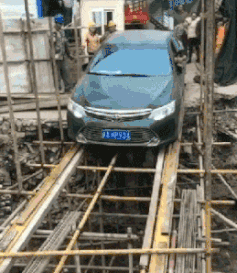 妹子|搞笑GIF趣图:妹子,这大婚的日子游戏不走,让新郎多难受啊