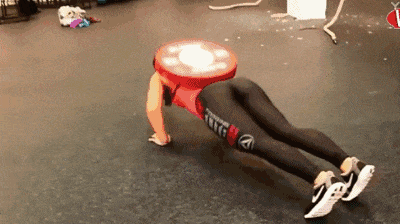 妹子|搞笑GIF：妹子这么多人看着呢，没把握的事情以后少做吧